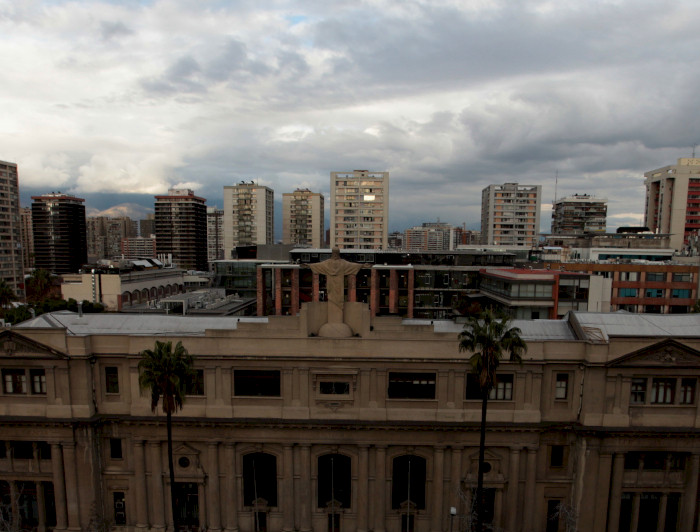 Fachada de Casa Central UC vista desde el aire con edificios atrás.