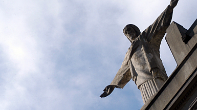 Estatua del Cristo de Casa Central mirada desde abajo.