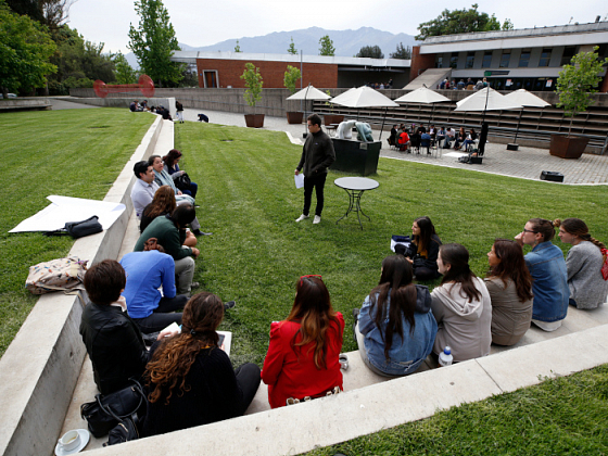 Grupo de conversación en el patio durante el encuentro de Compromiso Público