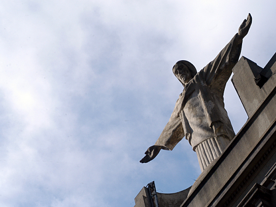 Vista de la estatua de Cristo en la fachada de Casa Central