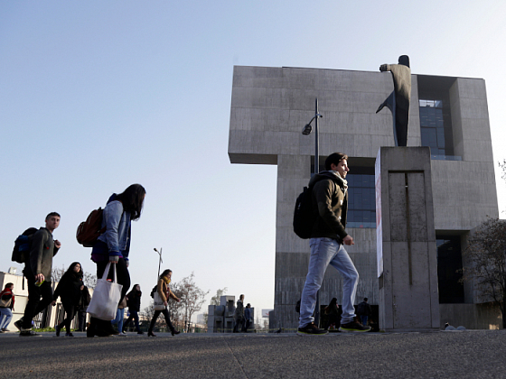 Entrada del campus San Joaquín con el Centro de Innovación al fondo.