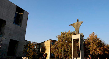 Vista de la entrada al campus San Joaquín con la estatua de Cristo al fondo.