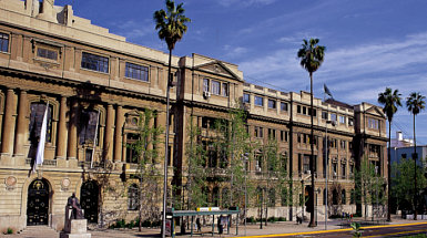 Fachada de Casa Central UC en un día soleado.