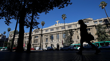 Fachada de la Casa Central de la UC desde la vereda del frente.