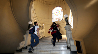 Alumnos subiendo por la escalera del hall de Casa Central UC