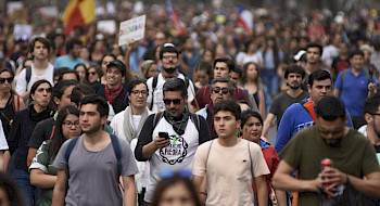 Grupo de personas caminando por una calle. Fuente: sitio de la Encuesta Bicentenario UC.