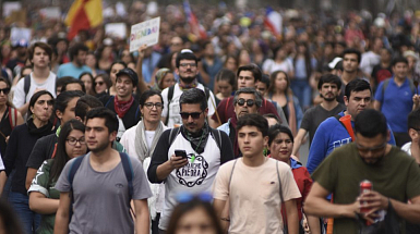 Grupo de personas caminando por una calle. Fuente: sitio de la Encuesta Bicentenario UC.