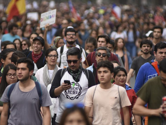Grupo de personas caminando por una calle. Fuente: sitio de la Encuesta Bicentenario UC.
