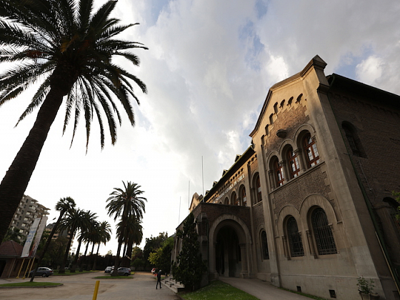 Frontis del campus Oriente. Fotografía: César Cortés