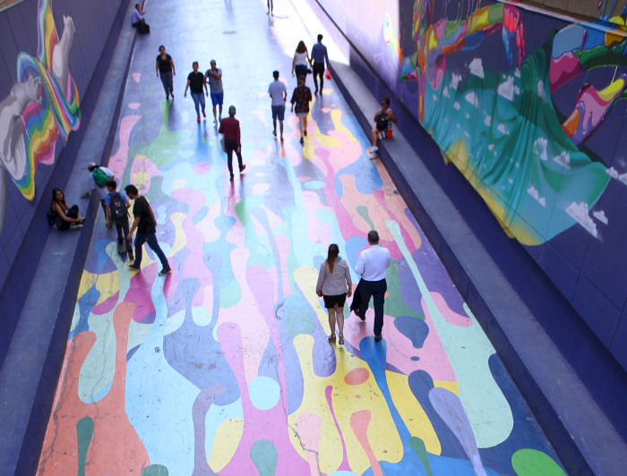 Gente caminando por paseo Bandera