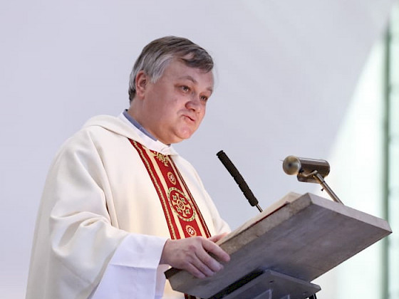 Presbítero Tomás Scherz preside la misa por la paz.