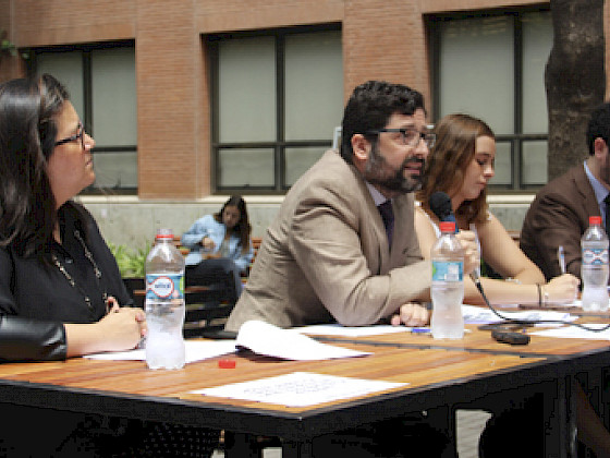 Profesores exponiendo en el patio de Derecho. (Foto: Facultad de Derecho)
