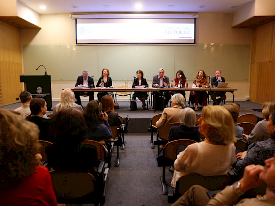Comité de búsqueda en su visita a la Facultad de Comunicaciones.