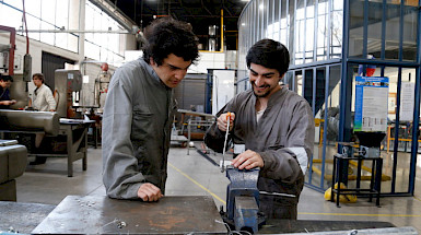 Dos estudiantes hombres, trabajando en el Laboratorio de Ingeniería. Fotografía: Banco de Imágenes UC.