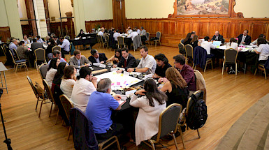 Una de las mesas de integrantes del Foro UC trabajando en las mesas. Fotografía: Karina Fuenzalida.