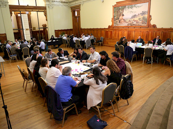 Una de las mesas de integrantes del Foro UC trabajando en las mesas. Fotografía: Karina Fuenzalida.
