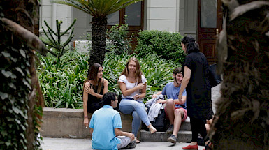 Grupo de jóvenes conversando en un patio de Casa Central.