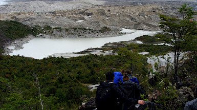 Grupo de exploradores caminando por la Patagonia