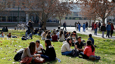 Jóvenes conversando en el pasto del campus  San Joaquín.