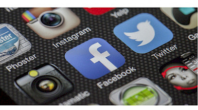Pantalla de un celular, donde se muestran íconos de distintas aplicaciones y redes sociales.