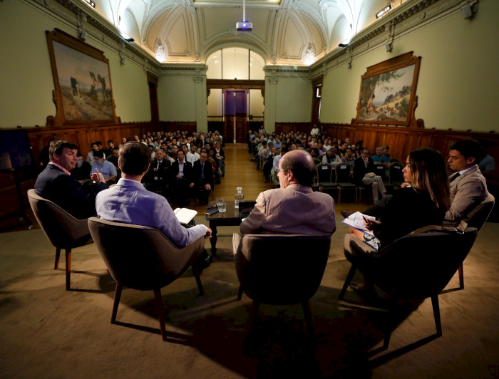 Fotografía trasera del panel de expertos que participó en un seminario del Centro de Políticas Públicas, sobre el orden público.