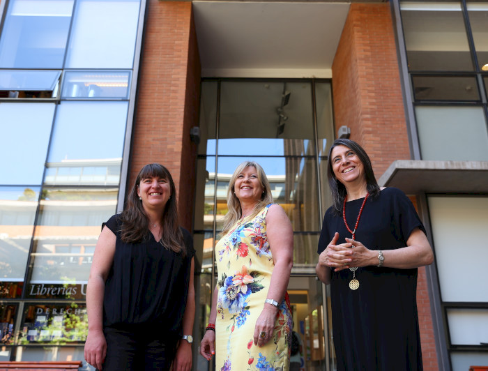 Las académicas Alejandra Ovalle (izquierda), Sandra Ponce de León y Cecilia Rosales, tres de las cuatro profesoras de Derecho Público que suscribieron el Acuerdo por la Paz Social y la Nueva Constitución.