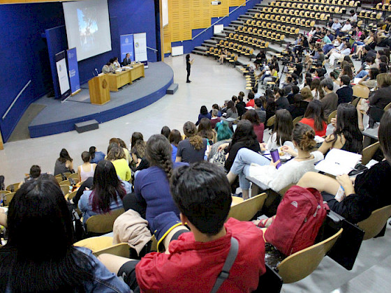 Integrantes de la Facultad de Ciencias Sociales sentados en el Aula Magna del campus San Joaquín, para el conversatorio sobre los desafíos de una nueva Constitución.
