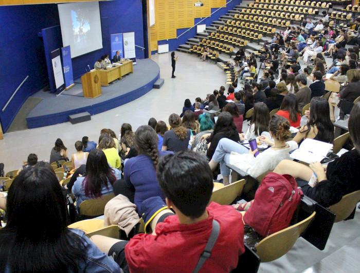 Integrantes de la Facultad de Ciencias Sociales sentados en el Aula Magna del campus San Joaquín, para el conversatorio sobre los desafíos de una nueva Constitución. 