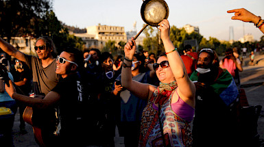 Mujer en protesta tocando una cacerola