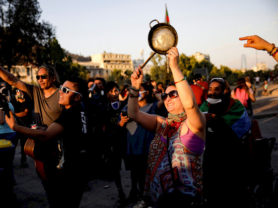 Mujer en protesta tocando una cacerola