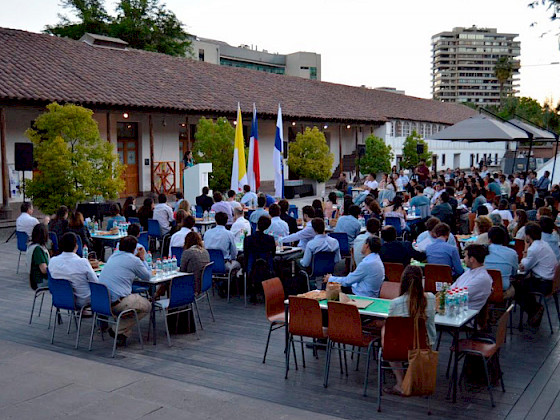 Un grupo de personas sentadas en el patio del campus Lo Contador. Fotografía: Pastoral UC.