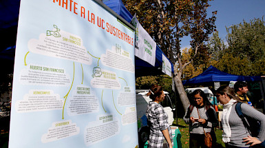 Estudiantes conversando en una de las ferias de Sustentabilidad. Fotografía: Banco de Imágenes UC