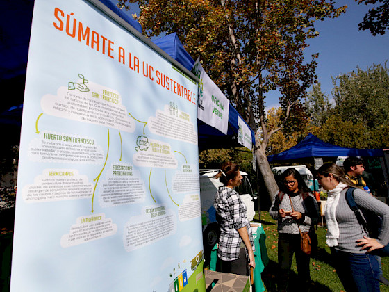 Estudiantes conversando en una de las ferias de Sustentabilidad. Fotografía: Banco de Imágenes UC