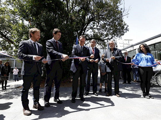 Autoridades incluyendo el rector Ignacio Sánchez y Michel Durand, en la inauguración del Complejo Interdisciplinario Sustentable Michel Durand Q. Fotografía: Campus Villarrica.