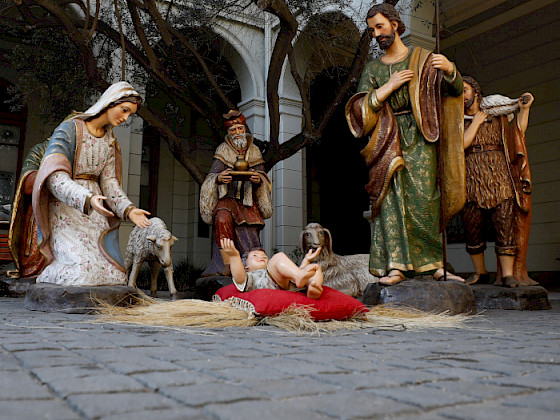 Pesebre con figuras a tamaño natural en patio de Casa Central