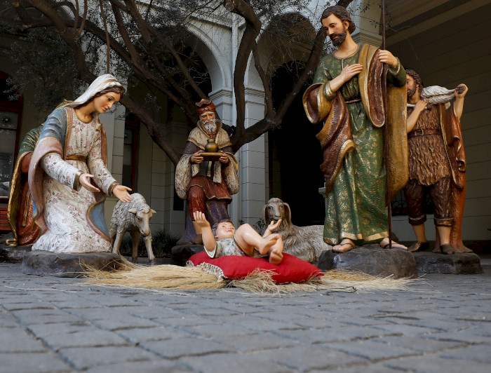 Pesebre con figuras a tamaño natural en patio de Casa Central