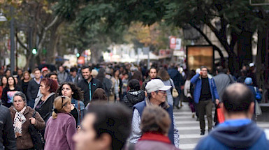 Grupo de personas caminando en la calle, mirando a todos lados. Fotografía: Encuesta Bicentenario, Centro de Políticas Públicas UC.