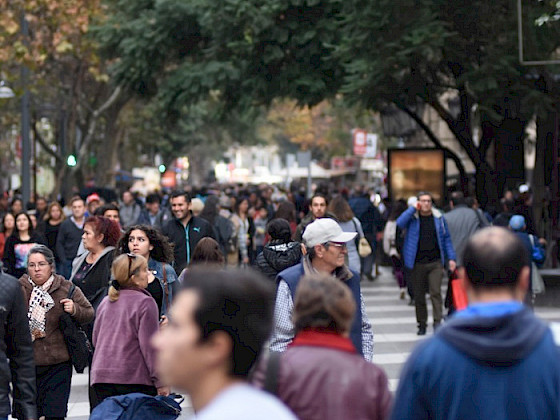 Grupo de personas caminando en la calle, mirando a todos lados. Fotografía: Encuesta Bicentenario, Centro de Políticas Públicas UC.
