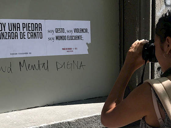 Fotógrafa registrando grafitis.