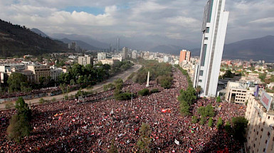 Plaza Italia con mucha gente manifestándose, durante el mes de octubre.