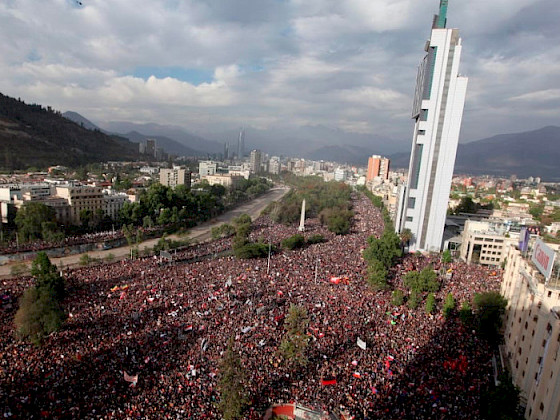 Plaza Italia con mucha gente manifestándose, durante el mes de octubre.
