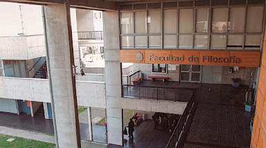 Fachada de la Facultad de Filosofía, en el campus San Joaquín.