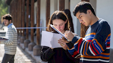 Dos estudiantes en el campus Lo Contador.