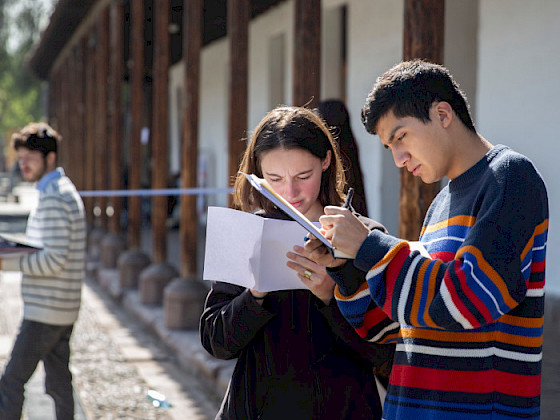 Dos estudiantes en el campus Lo Contador.