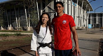 Los estudiantes Daniel Ayala y Mary Dee Vargas posando frente al gimnasio del campus San Joaquín. Fotografía: César Cortés.