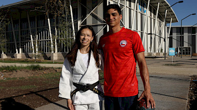 Los estudiantes Daniel Ayala y Mary Dee Vargas posando frente al gimnasio del campus San Joaquín. Fotografía: César Cortés.