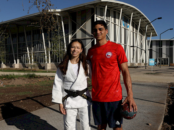 Los estudiantes Daniel Ayala y Mary Dee Vargas posando frente al gimnasio del campus San Joaquín. Fotografía: César Cortés.
