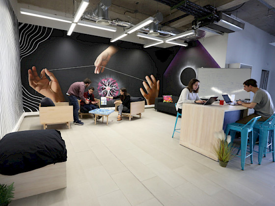 Grupo de estudiantes sentados en el InterEspacio del Centro de Innovación UC. Fotografía: César Cortés.