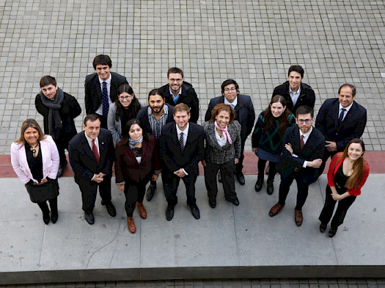 Grupo de exestudiantes de College que trabajarán para formar la Asociación de Alumni. Fotografía: César Cortés