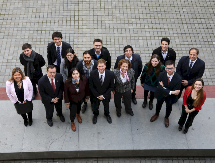 Grupo de exestudiantes de College que trabajarán para formar la Asociación de Alumni. Fotografía: César Cortés